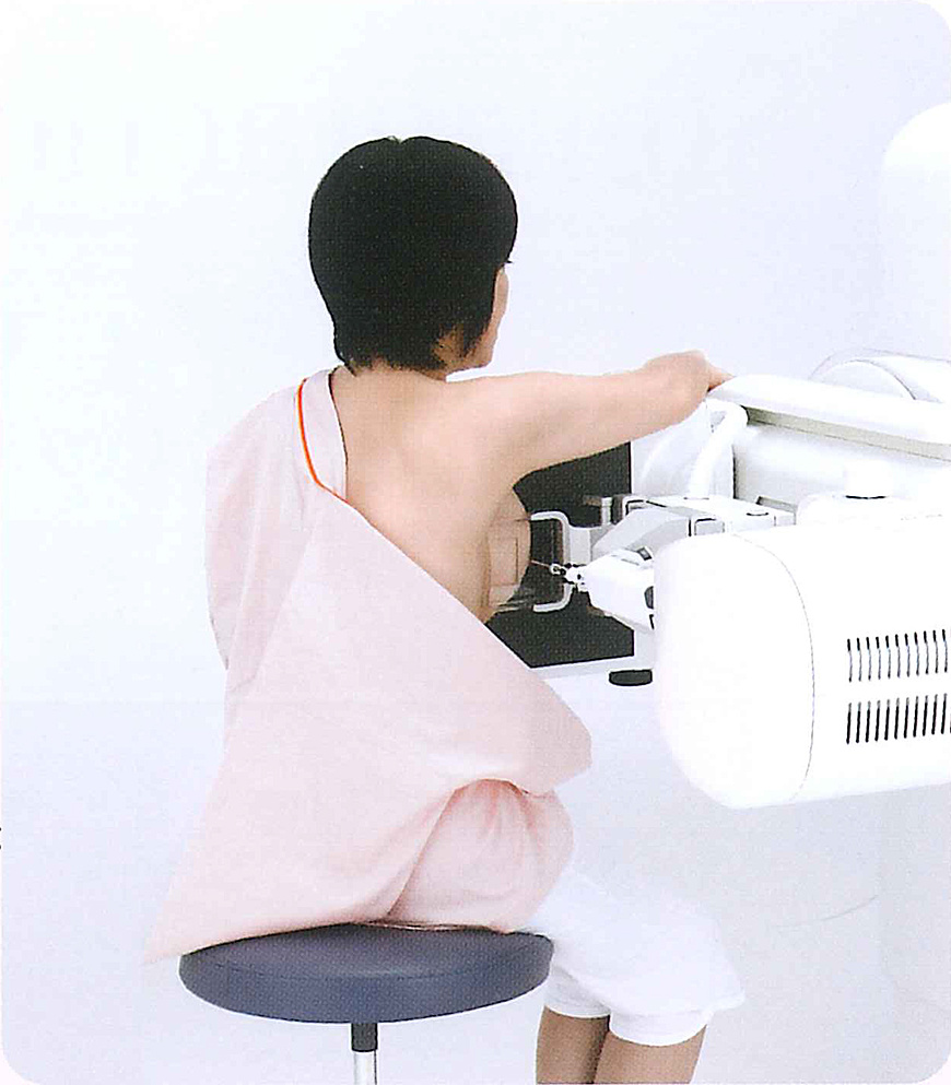 マンモグラフィー　乳房X線撮影装置　端坐位で撮影